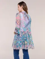Cardigan largo de tul semitransparente color verde, con estampado patchwork y bordados florales en relieve. Presenta diseño de frente abierto con solapas fluidas y mangas tres cuartos acampanadas.
