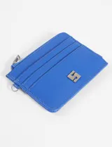 Tarjetero de cuero vegano color azul con acabado brillante, diseño con ranuras para tarjetas y compartimento con cierre.