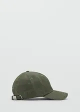 Gorro tipo gorra con visera de algodón color verde militar, con cierre regulable metálico en la parte posterior.