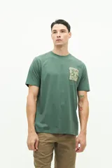 Remera color crema de manga corta con cuello redondo y estampado en el pecho.