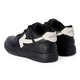 Zapatillas Off-White modelo Out Of Office, color negro con detalles en blanco. Diseño de caña baja confeccionado en cuero, con el característico logotipo de flecha en el lateral y suela de goma robusta.