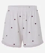 Short de pijama de poliéster color rosado con estampado de pequeños corazones oscuros, cintura elastizada con botones frontales decorativos y terminación de encaje en los bajos.
