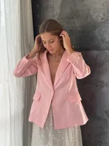 Blazer sastrero de lino en color celeste pastel, con cierre frontal de un botón forrado, solapas clásicas y bolsillos laterales con solapa. Presenta un corte estructurado y forro interior de algodón.