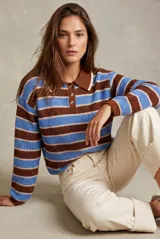Sweater de punto con diseño de rayas horizontales en color marrón y azul. Presenta cuello tipo polo con cierre frontal de tres botones y mangas largas con puños acanalados. Posee un corte oversize.