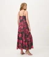 Vestido midi de chiffon bordó con estampa floral, escote cuadrado y breteles finos regulables, de corte evasé y caída fluida.