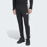 Pantalón de entrenamiento Adidas Tiro 26 Essentials Training, color negro con las tres tiras características de la marca en los laterales en color blanco.