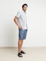 Bermuda verde de corte recto.