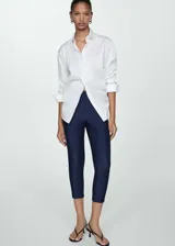 Leggings tipo capri de corte entallado, confeccionados en tejido elástico con cintura de goma elástica.