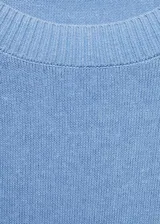 Jersey de punto color celeste con cuello redondo, diseño recto y mangas largas con terminaciones en canalé.