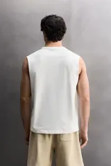Musculosa de corte relajado confeccionada en tejido compacto de algodón, con cuello redondo y sisas con acabado irregular. Pertenece a la línea Zara Athleticz.