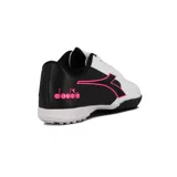 Championes de fútbol Diadora Striker Tf, color blanco con detalles en negro y fucsia.