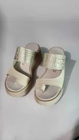 Sandalias de cuero legítimo color marrón, con plataforma alta, tira superior texturizada con estampado animal print y tira delantera con sujeción para el dedo.