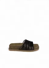 Sandalia tipo chancla con plantilla anatómica de corcho forrada de cuero y capellada de cuero muy suave capitoneada también forrada en cuero.