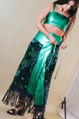 Top corto estilo corset o bandeau, color dorado metálico, con tirantes anchos ajustables.