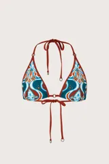 Top de bikini estilo triángulo con tirantes finos ajustables para atar al cuello y a la espalda. Presenta un estampado colorido en tonos terracota, turquesa y blanco, con detalles de apliques metálicos dorados.