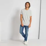 Remera gris claro de manga corta y cuello redondo.