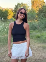 Minifalda de encaje blanco con diseño de capas y short interno incorporado para mayor comodidad.