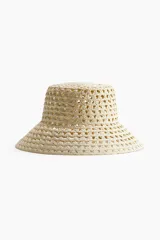 Sombrero de paja de papel trenzada con diseño calado, copa plana y ala ancha inclinada.
