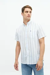 Camisa de manga corta confeccionada en lino y algodón, con fit regular y logo bordado. Color beige con rayas verticales blancas.