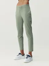Pantalón deportivo estilo jogger color verde claro. Tejido Air_Tech ultraligero y de secado rápido. Bolsillos laterales y cremalleras en el bajo. Cintura alta con goma y cordones para un mejor ajuste.