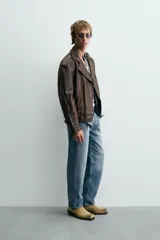 Pantalón de jean con corte recto desde la cadera hasta el tobillo, de tiro medio y ajuste holgado. Presenta diseño de cinco bolsillos, cierre frontal con cremallera y botón, y acabado con efecto lavado.