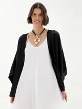 Spolverino corto negro de mangas 3/4 con dobladillo.