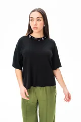 Remera negra de viscosa con cuello redondo y mangas cortas.