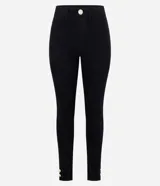 Pantalón skinny negro de sarga con elastano y cintura alta, con bolsillos delanteros y traseros.