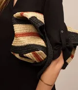 Vestido corto negro de viscosa con cuello solapa y mangas 3/4.