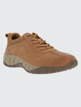 Zapato tipo sneaker de cuero color marrón, con diseño urbano y outdoor. Presenta cordones al tono, puntera redonda y suela de goma con tecnología de amortiguación.