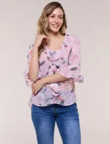 Blusa de gasa rosada con estampado floral, escote en V con volados en cascada en la pechera y mangas tres cuartos acampanadas.