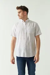 Camisa de manga corta confeccionada en lino y algodón a rayas verticales rojas y azules. Tiene un corte semi slim y logo bordado en el pecho.