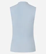 Musculosa de viscosa color celeste, con cuello alto y textura acanalada de corte al cuerpo.