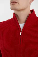 Sweater verde de punto inglés con cuello alto y cierre metálico frontal. Tiene mangas largas y terminaciones en punto canalé.