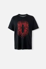 Camiseta negra de algodón con estampado de una araña roja formada por puntos.