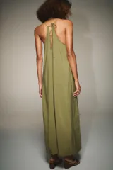 Vestido midi de corte recto y fluido, con cuello redondo y tirantes finos que se ajustan en la espalda mediante una lazada.