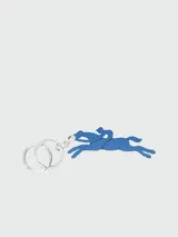 Llavero de cuero con diseño icónico de jinete y caballo de la marca Longchamp, en color azul, con argollas metálicas plateadas grabadas.