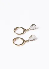 Caravanas con aros dorados y dije de gota con zirconia blanca.