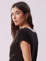 Remera de lino color negro, marca Zac & Rachel. Escote en V con abertura y botones. Delantera con frunce.