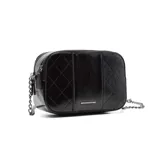 Cartera bandolera rectangular color marrón con correa de cuero y cadena dorada. Tiene cierre superior y detalles de pespuntes en los laterales.