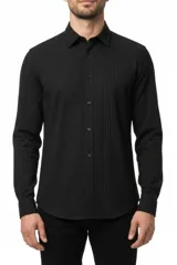 Camisa de viscosa color blanco, de corte holgado, con mangas largas, cuello clásico y cierre frontal de botones.
