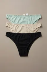 Pack de tres bombachas estilo vedetina de algodón en colores verde menta, beige y negro.