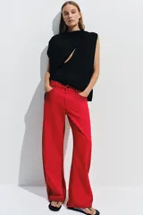 Jeans de tiro medio con cinco bolsillos, cierre frontal con cremallera y botón, y trabillas en la cintura. Presenta un diseño de pierna recta con un sutil efecto tie-dye en el tejido.