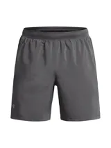 Short deportivo Under Armour modelo UA Launch de 7 pulgadas para hombre, de color gris, confeccionado en tejido ligero y elástico con forro interior de malla, cintura con cordón y bolsillos laterales.