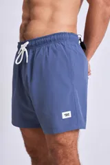 Short de baño azul con logo blanco en la pierna izquierda.