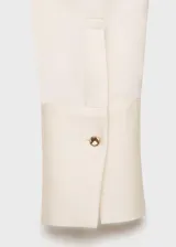 Camisa de poliéster con acabado satinado y diseño liso, cuello camisero, cierre frontal con botones y manga larga.