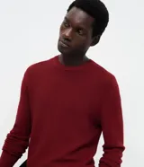 Suéter masculino de cuello redondo y manga larga, confeccionado en malla de viscosa y poliamida con textura de cuadros grid.