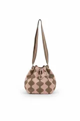 Cartera tipo saco con estampado geométrico en tonos rosados y marrones, con cierre de cordón fruncido y asa de hombro.