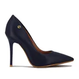 Zapato de tacón alto Vizzano, color blanco, con punta fina y tacón de aguja. Presenta un pequeño logo metálico en el lateral exterior.