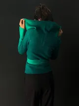 Chaqueta roja de lana merino afieltrada con teñido degradé. Tiene cuello grande y lazos para atar en la cintura.